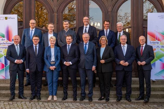 News Themen der Woche KW43 News Bilder des Tages Leipzig - Ministerpräsidenten kommen zur MPK in Sachsen zusammen 24.10.2024 ab 13.20 Uhr¨Leipzig, Pfaffendorfer Straße (Kongresshalle am Zoo) im Foto: Die Ministerpräsidenten Kai Wegner (CDU, unten von links) Regierender Bürgermeister von Berlin, Boris Rhein (CDU), Ministerpräsident von Hessen, Manuela Schwesig (SPD), Ministerpräsidentin von Mecklenburg-Vorpommern, Michael Kretschmer (CDU), Ministerpräsident von Sachsen, Stephan Weil (SPD), Ministerpräsident von Niedersachsen, Anke Rehlinger (SPD), Ministerpräsidentin von Saarland, Reiner Haseloff (CDU), Ministerpräsident von Sachsen-Anhalt, Peter Tschentscher (SPD), Erster Bürgermeister der Stadt Hamburg und Präsident des Senats, und Andreas Bovenschulte (SPD, hinten von link Copyright: xEHLxMedia Erik-HolmxLanghofx 20241024_mpk-gruppenfoto_1