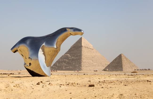 Bilder des Jahres 2024, Entertainment 10 Oktober Entertainment Themen der Woche KW43 Entertainment Bilder des Tages (241024) -- GIZA, Oct. 24, 2024 -- An artistic installation is displayed during the Forever Is Now international art exhibition at Giza Pyramids scenic spot in Giza, Egypt, Oct. 24, 2024. The fourth edition of Forever Is Now international art exhibition on Thursday kicked off in the area of Egypt s Giza Pyramids scenic spot, showcasing 12 artworks of artists from different countries. The exhibition runs from Oct. 24 to Nov. 16. ) EGYPT-GIZA-PYRAMIDS-ART EXHIBITION WangxDongzhen 