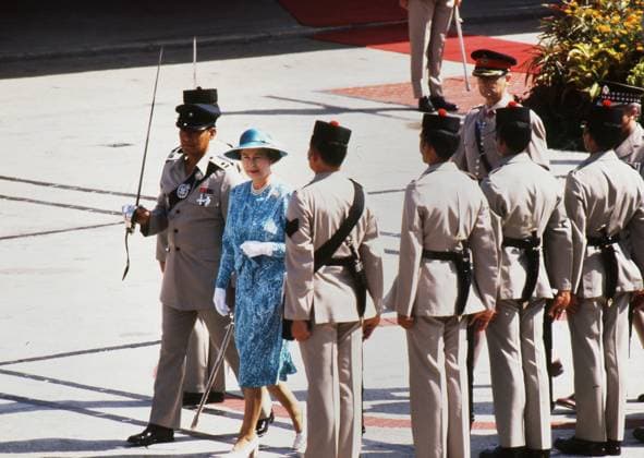 Queen Elizabeth II pays a visit to the Edinburgh Square where she takes the salute from the Gurkha Rifles of the Duke of Edinburgh on October 21, 1986. 21OCT86 SCMP Sam Chan Hong Kong Hong Kong EDITORIAL USE ONLY  Copyright: xx 198610215b33651a SamxChanx scmpphotostwo001388