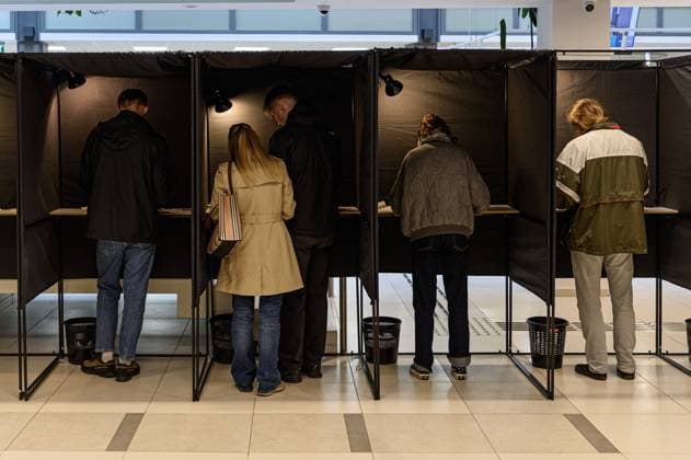 Bilder des Jahres 2024, News 10 Oktober News Themen der Woche KW43 News Bilder des Tages October 24, 2024, Vilnius, Lithuania: Voters fill their ballots at a polling station during early voting for the second round of parliamentary elections. The second round of parliamentary elections in Lithuania will take place on October 27. The opposition Social Democratic Party took first place in the first round, but their lead over the ruling Conservatives is minimal. Vilnius Lithuania - ZUMAs197 20241024_aaa_s197_126 Copyright: xYauhenxYerchakx