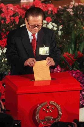PRESIDENT OF CHINA JIANG ZEMIN PLACES HIS VOTE INTO THE BALLOT BOX IN A NATIONAL PEOPLE S CONGRESS. 15 March 1999 ***NOT FOR ADVERTISING USE*** BEIJING CHINA EDITORIAL USE ONLY  Copyright: xx MER2016050919162648 DUSTINxSHUMx scmpphotos003033