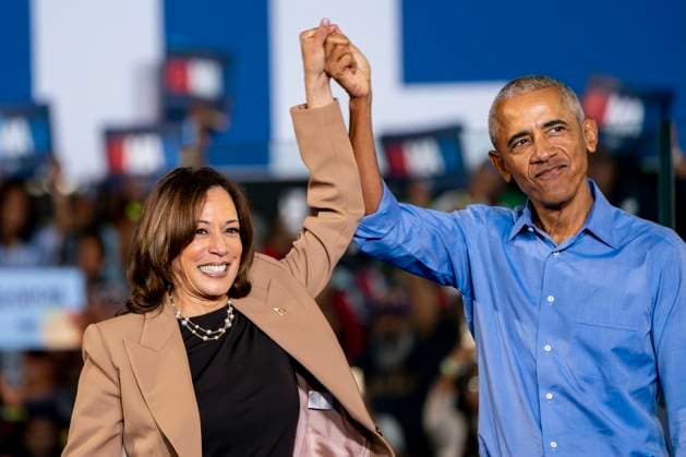 Bilder des Jahres 2024, News 10 Oktober News Themen der Woche KW43 News Bilder des Tages Former president Barack Obama raises the hand of Vice President and Democratic presidential nominee Kamala Harris during a campaign rally at the James R Hallford Stadium in Clarkston, Georgia on Thursday, October 24, 2024.  CLA20241024366 BONNIExCASH