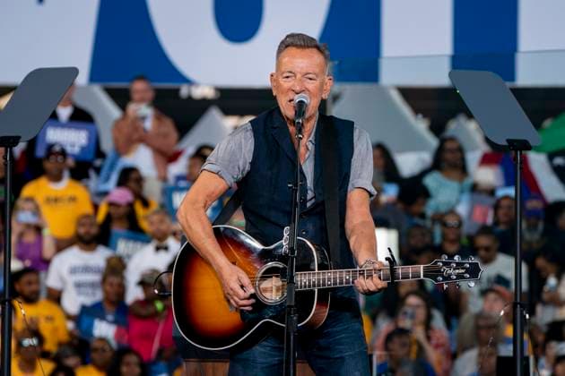 Entertainment Themen der Woche KW43 Entertainment Bilder des Tages Singer-songwriter Bruce Springsteen preforms during a campaign rally for Vice President and Democratic presidential nominee Kamala Harris at the James R Hallford Stadium in Clarkston, Georgia on Thursday, October 24, 2024.  CLA20241024374 BONNIExCASH
