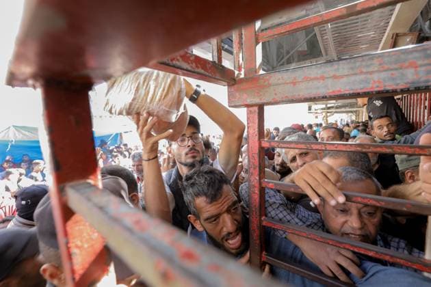 Nahostkonflikt, Gaza, Eindrücke aus Deir al Balah Displaced Palestinian Daily Life in Khan Yunis Displaced Palestinians queue to buy bread from a bakery in Deir Al-Balah in the central Gaza Strip October 24, 2024. Khan Yunis Gaza Strip Palestinian Territories Copyright: xMoizxSalhix