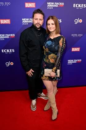 Felix von Jascheroff mit Freundin Alexandra Sophie bei der Verleihung der Bunte New Faces Awards in der Kategorie Music 2024 in der P61 Gallery. Berlin, 24.10.2024 *** Felix von Jascheroff with girlfriend Alexandra Sophie at the presentation of the Bunte New Faces Awards in the Music 2024 category at the P61 Gallery Berlin, 24 10 2024 Foto:xF.xKernx xFuturexImagex new_faces_4016