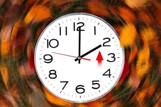 25 October 2024: Changeover of the clocks. Clock with autumn leaves in the background shows the time change from summer time to winter time. Symbolic of the start of the colder season. PHOTOMONTAGE *** Umstellung der Uhren. Uhr mit Herbstlaub im Hintergrund zeigt die Zeitumstellung von Sommerzeit auf Winterzeit. Symbolisch für den Beginn der kälteren Jahreszeit. FOTOMONTAGE