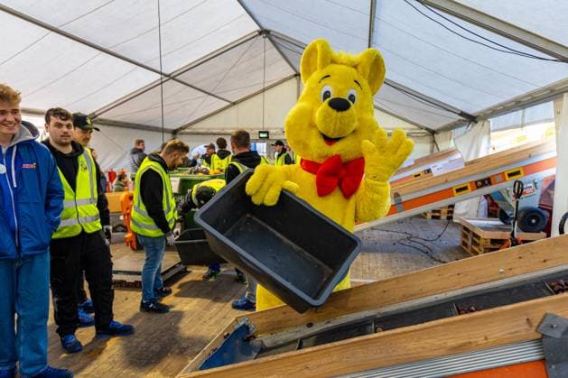 News Themen der Woche KW43 News Bilder des Tages Kastanienaktion bei HARIBO, Grafschaft - 25.10.2024 Der Goldbär begrüßt die kleien und großen Fans - Bei der traditionellen Kastanienaktion am Werksgelände von HARIBO in der Grafschaft nahe Bonn können Kastanien und Eicheln gegen Süsswaren von HARBIO eingetauscht werden, die Wildgehegen zur Verfügung gestellt werden. Es werden an zwei Tagen etwa 10.000 tauschwillige Kinder und Erwachsene erwartet. Grafschaft Rheinland-Pfalz Deutschland *** Chestnut campaign at HARIBO, Grafschaft 25 10 2024 The golden bear welcomes fans young and old At the traditional chestnut campaign at the HARIBO factory site in Grafschaft near Bonn, chestnuts and acorns can be exchanged for HARBIO confectionery, which is made available to wildlife enclosures Ar Copyright: xBonn.digitalx xMarcxJohnx