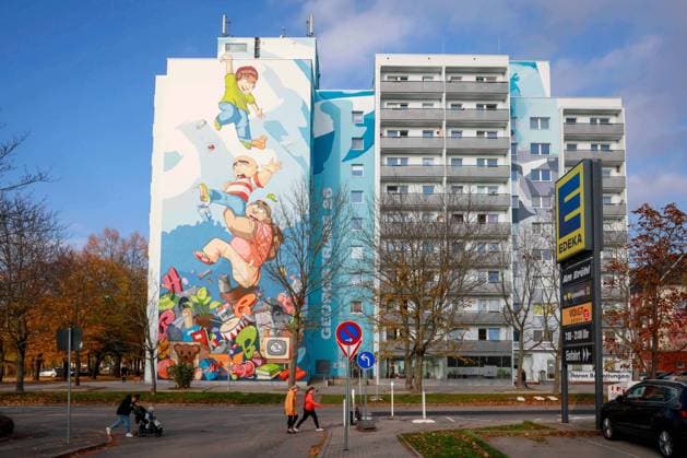 Bunte Fassadengestaltung am Bruehl in der Stadt Chemnitz (Foto vom 24.10.2024). Die saechsische Industriestadt Chemnitz ist im naechsten Jahr Europas Kulturhauptstadt. Der Titel wird jaehrlich von der Europaeischen Union vergeben, seit 2004 an mindestens zwei Staedte. Wie Chemnitz wird 2025 auch die italienisch-slowenische Doppelstadt Nova Gorica Gorizia europaeische Kulturhauptstadt sein. (Siehe epd-Meldung vom 25.10.2024) EDITORIAL USE ONLY *** Colorful facade design on the bridge in the city of Chemnitz Photo from 24 10 2024 The industrial city of Chemnitz in Saxony will be European Capital of Culture next year The title is awarded annually by the European Union, since 2004 to at least two cities Like Chemnitz, the Italian-Slovenian twin Copyright: epd-bild MatthiasxSchumann epd-Kulturhauptstadt_Chemnitz2-kopieren