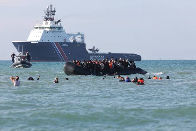 Bilder des Jahres 2024, News 10 Oktober News Themen der Woche KW43 News Bilder des Tages Small boat depart Audresselles PHOTOPQR VOIX DU NORD Marc Demeure Audresselles le 25 10 2024 departure dun Small boat avec recuperation de migrants sur la plage cab boat bateau de la marine nationale en arriere plan Audresselles, France, oct 25th 2024 Departure of a small boat with recovery of migrants 1 1 France  Copyright: xPHOTOPQR VOIXxDUxNORD MAXPPPxMarcxDemeurex 20241025VDN5506 20241025VDN5514
