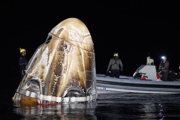 Bilder des Jahres 2024, News 10 Oktober News Themen der Woche KW43 News Bilder des Tages Support teams work around the SpaceX Dragon Endeavour spacecraft shortly after it landed with NASA astronauts Matthew Dominick, Michael Barratt, and Jeanette Epps, and Roscosmos cosmonaut Alexander Grebenkin aboard in the Gulf of Mexico off the coast of Pensacola, Florida, on Friday, October 25, 2024.. Dominick, Barratt, Epps, Grebenkin are returning after seven-months in space as part of Expedition 70 aboard the International Space Station. NASA  WAX2024102502 JOELxKOWSKY