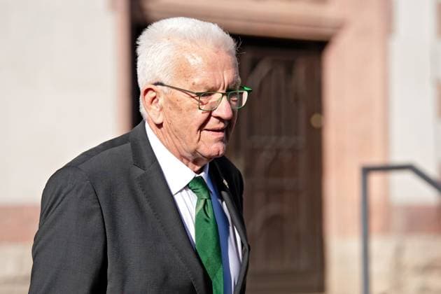 News Themen der Woche KW43 News Bilder des Tages Winfried Kretschmann ( GER Bündnis 90 Die Grünen Ministerpräsident Baden-Württemberg ). Winfried Kretschmann ( GER Bündnis 90 Die Grünen Ministerpräsident Baden-Württemberg ) gibt ein Statement zur Bewerbung von Cem Özdemir als zukünftiger Ministerpräsident in Baden Württemberg ab, anläßlich der Ministerpräsidentenkonferenz am 25.10.2024 in Leipzig. 20241025ADO0008 *** Winfried Kretschmann GER Bündnis 90 Die Grünen Prime Minister of Baden Württemberg Winfried Kretschmann GER Bündnis 90 Die Grünen Prime Minister of Baden Württemberg makes a statement on the candidacy of Cem Özdemir as future Prime Minister of Baden Württemberg, on the occasion of the Prime Ministers Conference on 25 10 2024 in Leipzig 20241025ADO0008