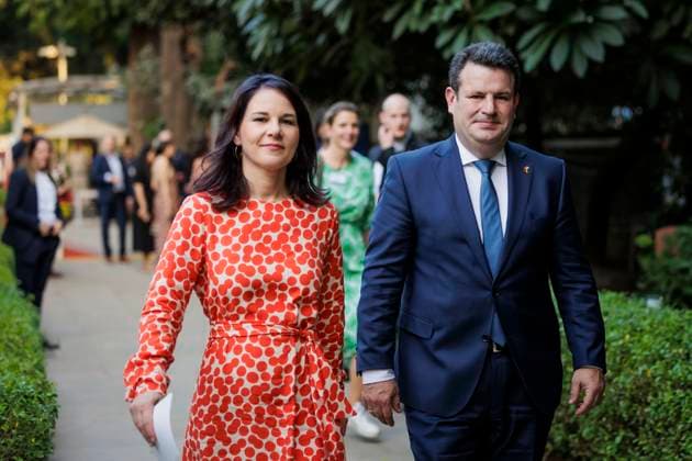 News Themen der Woche KW43 News Bilder des Tages Annalena Baerbock (Buendnis 90 Die Gruenen), Bundesaussenministerin, und Hubertus Heil (SPD), Bundesminister fuer Arbeit und Soziales, aufgenommen bei einem Presse Statement im Goethe-Institut in Delhi, 25.10.2024. Fotografiert im Auftrag des Auswaertigen Amtes. Delhi Indien *** Annalena Baerbock Buendnis 90 Die Gruenen , Federal Minister of Foreign Affairs, and Hubertus Heil SPD , Federal Minister of Labor and Social Affairs, photographed at a press statement at the Goethe Institute in Delhi, 25 10 2024 Photographed on behalf of the Foreign Office Delhi India Copyright: xKiraxHofmann AAx