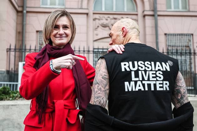 News Themen der Woche KW43 News Bilder des Tages RUSSIA, MOSCOW - OCTOBER 25, 2024: Russian State Duma member Maria Butina (L) is seen during an event staged outside the US embassy to mark 5 years since Butina was released from a US prison and returned to Russia. The message on the man s clothes reads: Russian Lives Matter. Sofya Sandurskaya TASS  75355240