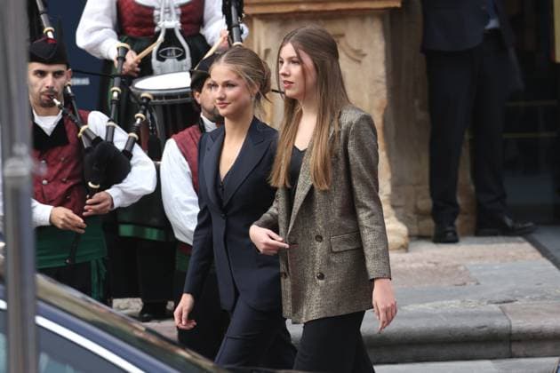Arrivals at the 2024 Princess of Asturias Awards Ceremony in Oviedo Princess Leonor and Infanta Sofia leaving the Reconquista Hotel to go to the Campoamor Theater before the 2024 Princess of Asturias Awards Ceremony, on October 25, 2024, in Oviedo, Asturias Spain The Princess of Asturias Foundation celebrates today the Princess of Asturias Awards that, The objectives of the Foundation are to contribute to the exaltation and promotion of scientific, cultural and humanistic values that are universal heritage, through eight categories of awards FAMOSOSOS HOTEL RECONQUISTA PREMIOS PRINCESA DE ASTURIAS José Oviedo Asturias Oviedo Asturias Oviedo Asturias Espana  Copyright: xJosÃ xRuizx 6301774