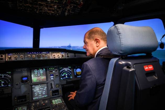 News Themen der Woche KW43 News Bilder des Tages Neu-Delhi, Indien, 25.10.2024: Bundeskanzler Olaf Scholz (SPD) als Co-Pilot im Cockpit-Simulator während der Eröffnung des Airbus India Training Center *** New Delhi, India, 25 10 2024 German Chancellor Olaf Scholz SPD as co-pilot in the cockpit simulator during the opening of the Airbus India Training Center Copyright: xGüngör,xMarvinxIbo BPA dtsxNachrichtenagenturx dts_49902