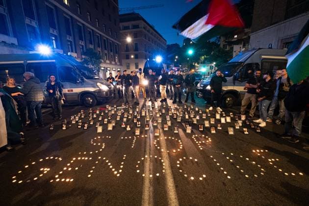 Bilder des Jahres 2024, News 10 Oktober News Themen der Woche KW43 News Bilder des Tages October 25, 2024, Rome, Rm, Italy: Citizens and activists gather to take part in a rally to support Palestine in front of the US embassy. Police block the access. The activists put the photos of some of the Palestinian child victims on the ground in front of police blockade. Rome Italy - ZUMAg256 20241025_znp_g256_062 Copyright: xMarcoxDixGianvitox
