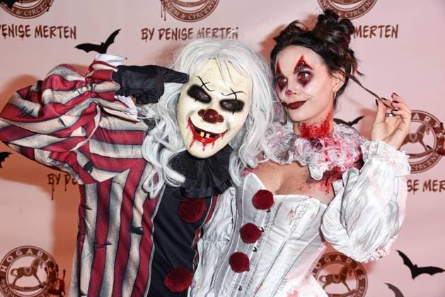 Bilder des Jahres 2024, Entertainment 10 Oktober Entertainment Themen der Woche KW43 Henning Merten mit Ehefrau Denise Merten - HALLOWEEN PARTY HOGARTS X DENISE MERTEN im Hogarts Circus Caffee in Hoppegarten bei Berlin am 25.10.2024 *** Henning Merten with wife Denise Merten HALLOWEEN PARTY HOGARTS X DENISE MERTEN at Hogarts Circus Caffee in Hoppegarten near Berlin on 25 10 2024