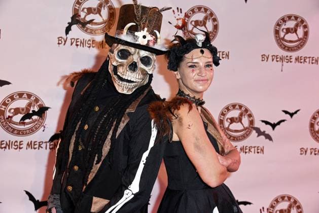 Felix von Jascheroff mit Freundin Sophie Winterberg - HALLOWEEN PARTY HOGARTS X DENISE MERTEN im Hogarts Circus Caffee in Hoppegarten bei Berlin am 25.10.2024 *** Felix von Jascheroff with girlfriend Sophie Winterberg HALLOWEEN PARTY HOGARTS X DENISE MERTEN at Hogarts Circus Caffee in Hoppegarten near Berlin on 25 10 2024