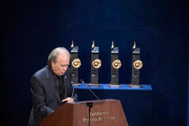 Princesa de Asturias Awards 2024 - Ceremony Gala Joan Manuel Serrat, Princess of Asturias Award 2024 for Arts attends Ceremony Gala during Princess of Asturias Awards 2024 at Campoamor Theatre on October 25, 2024 in Oviedo, Spain Photo by IMAGO MPG Oviedo Campoamor Theatre Asturias Spain  Copyright: xMPGx