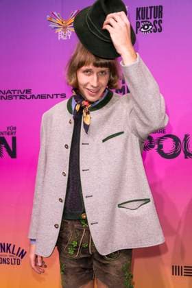 Polyton, Preisverleihung in den Atelier Gardens, Berlin, 23.10.2024 Hänsel auf dem Roten Teppich vor der Preisverleihung des Polyton 2024 in den Berliner Atelier Gardens am 23.10.2024. Die Auszeichnung findet seit 2023 statt und ist ein Nachfolger des Musikpreises Echo. Berlin Atelier Gardens Copyright: xBenxKriemannx