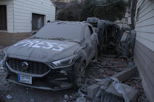 News Themen der Woche KW43 Nahostkonflikt, mutmaßlicher israelischer Luftangriff auf eine Journalistenunterkunft (241026) -- HASBAYA, Oct. 26, 2024 -- A car damaged by an Israeli drone strike is pictured on the western edge of the town of Hasbaya, Lebanon, on Oct. 25, 2024. An Israeli drone strike killed three Lebanese journalists and injured three more early Friday in southeast Lebanon, according to Lebanese medical and military sources. The anonymous military sources told Xinhua that an Israeli drone fired two air-to-ground missiles targeting a small hotel where the journalists resided on the western edge of the town of Hasbaya, located on the eastern bank of the Hasbani River in southeast Lebanon. (Photo by Xinhua) LEBANON-HASBAYA-ISRAELI DRONE STRIKE-JOURNALISTS-DEATH TaherxAbuxHamdan 