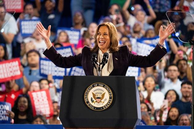 News Themen der Woche KW43 Harris-Walz Campaign Event - Houston, TX Democratic presidential nominee and Vice President Kamala Harris speaks during a campaign event at Shell Energy Stadium on Friday October25, 2024 in Houston, Texas. Houston Shell Energy Stadium TX USA Copyright: xTrishxBadger imageSPACEx