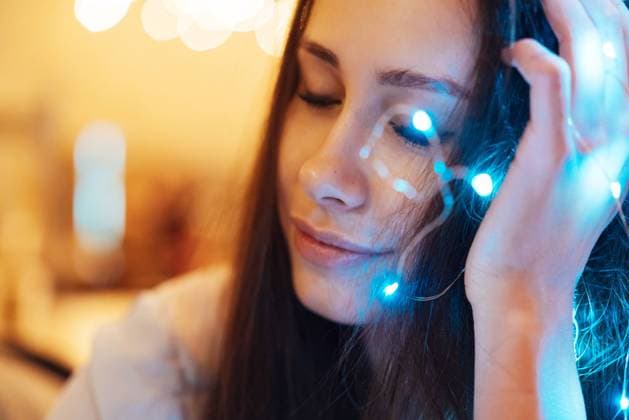 Woman holding glowing christmas garland in hands Portrait of beautiful brunette woman holding glowing christmas garland in hands ,model released, Symbolfoto Copyright: xZoonar.com OleksiixHrecheniukx 10554068 ,model released, Symbolfoto ,property released