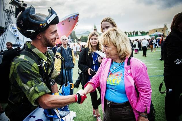 Pridefestivalen öppnar pa Östermalms IP. Det hoppade tre stycken fallskärmshoppare, den tredje fallskärmen utlöstes väldigt sent och kunde slutat i katastrof under invigningen. Efter landningen fick han skaka hand med justitieministern Beatrice Ask 2013-07-31 (c) AXMAN OLA Aftonbladet IBL Bildbyra * * * EXPRESSEN OUT * * * AFTONBLADET 85525 x2512x  Copyright: xOlaxAxman Aftonbladet TTx