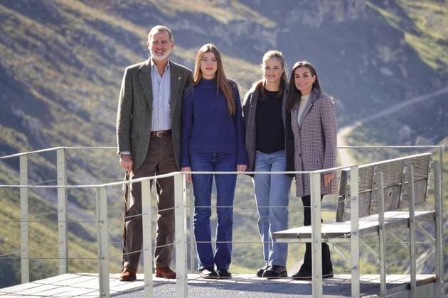 Entertainment Themen der Woche KW43 Entertainment Bilder des Tages Sotres Cabrales is awarded the Exemplary Town of Asturias 2024 I D King Felipe VI, Princess Sofia, Princess Leonor, and Queen Letizia, pose at the viewpoint of Sierra Amor during the award ceremony for the Exemplary Town of Asturias 2024, October 26, 2024, in Sotres, Cabrales, Asturias Spain The Exemplary Village of Asturias 2024 Award has been granted to the parish of Sotres, which belongs to the Asturian council of Cabrales The award is granted by the Princess of Asturias Foundation annually since 1990 to the village, village, village, population center, landscape space or human group of the Principality of Asturias that has excelled in the defense and conservation of its natural, environmental, historical, cultural or artistic heritage,  Copyright: xXuanxCuetox 6303478