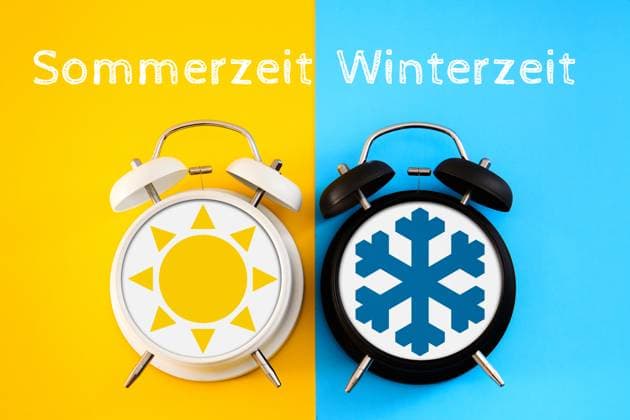 October 26, 2024: Time change, winter time and summer time lettering with a black and a white alarm clock with sun and snowflake. Clock changeover, concept. PHOTOMONTAGE *** Zeitumstellung, Winterzeit und Sommerzeit Schriftzug mit einem schwarzen und einem weißen Wecker mit Sonne und Schneeflocke. Umstellung der Uhren, Konzept. FOTOMONTAGE