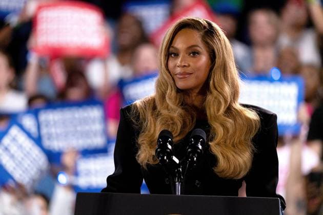 Bilder des Jahres 2024, News 10 Oktober News Themen der Woche KW43 Beyonce onstage during a campaign event at Shell Energy Stadium on Friday October25, 2024 in Houston, Texas. Photo: Trish Badger imageSPACE MediaPunch Copyright: ximageSPACEx