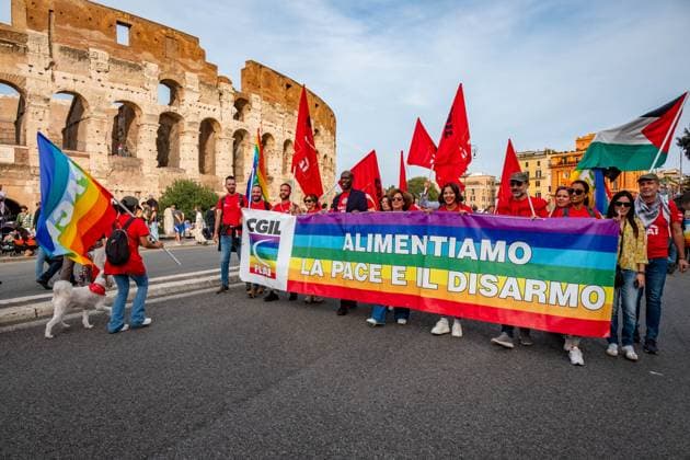 News Themen der Woche KW43 News Bilder des Tages October 26, 2024, Rome, Rm, Italy: Thousands take part in the march through the streets of Rome to ask for an end to all wars. We foster peace and disarmament reads the banner. Rome Italy - ZUMAg256 20241026_znp_g256_025 Copyright: xMarcoxDixGianvitox