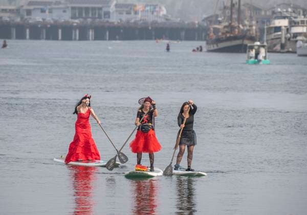 News Themen der Woche KW43 October 26, 2024, Santa Barbara, California, USA: Witches and warlocks take to the water in the 8th annual Witches Paddle in the Santa Barbara Harbor to celebrate the spooky season. Santa Barbara USA - ZUMAh13_ 20241026_zaf_h13_005 Copyright: xPJxHellerx