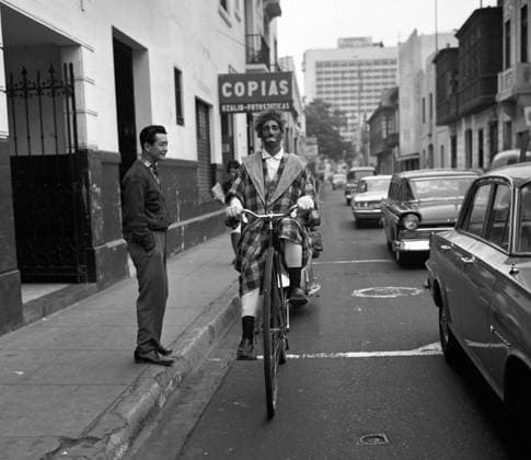 0597833257 ElComercioPeru LIMA, 8 DE JULIO DE 1964 PAYASO DEL CIRCO DARWIN RECORRE LAS CALLES DE LIMA EN BICICLETA DURANTE DIEZ HORAS, HACIENDO PUBLICIDAD. FOTO: EL COMERCIO LIMA LIMA PeroÂº EDITORIAL USE ONLY *** 0597833257 ElComercioPeru LIMA, JULY 8, 1964 DARWIN CIRCUS PAYSTER RIDES THE STREETS OF LIMA ON BICYCLE FOR TEN HOURS, ADVERTISING PHOTO EL COMERCIO LIMA LIMA PeroÂº EDITORIAL USE ONLY  Copyright: xGDA ElxComercio PeroÂºx-xTodosxlosxderechosxreservados.xProhibidoxelxusoxoxreproducci&oacute;nxdexestaximagenxenxPeroÂºx ELxCOMERCIOx peelcomerciopic041910