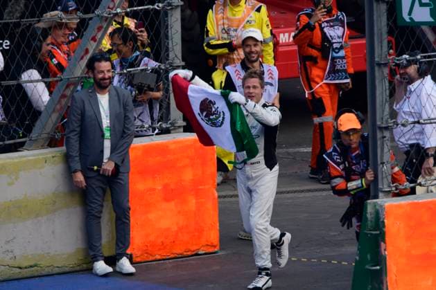October 26, 2024, Mexico City, Mexico City, Mexico: The actor BRAD PITT surprised the public at the AutoÂ³dromo Hermanos RodroÂ­guez, during the qualification stage of the 2024 Mexican Grand Prix, where he began filming a movie Mexico City Mexico - ZUMAn296 20241026_zip_n296_014 Copyright: xJorgexNunezx