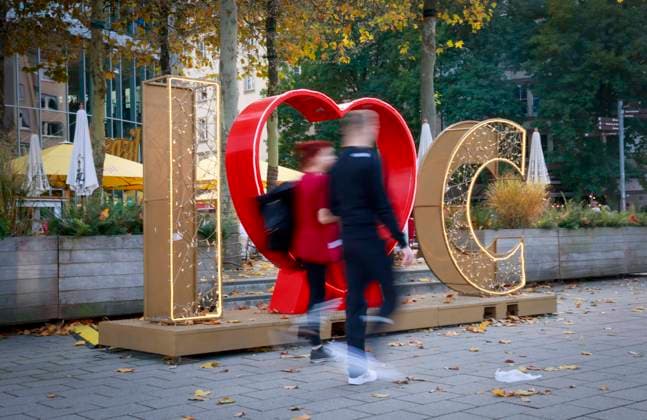 I Love C -Fotopunkt in der Innenstadt von Chemnitz (Foto vom 24.10.2024). Die saechsische Industriestadt Chemnitz ist im naechsten Jahr Europas Kulturhauptstadt. Der Titel wird jaehrlich von der Europaeischen Union vergeben, seit 2004 an mindestens zwei Staedte. Wie Chemnitz wird 2025 auch die italienisch-slowenische Doppelstadt Nova Gorica Gorizia europaeische Kulturhauptstadt sein. (Siehe epd-Meldung vom 25.10.2024) EDITORIAL USE ONLY *** I Love C Photo point in the city center of Chemnitz Photo from 24 10 2024 The industrial city of Chemnitz in Saxony will be European Capital of Culture next year The title is awarded annually by the European Union, since 2004 to at least two cities Like Chemnitz, the Italian-Slovenian twin city of Nova Copyright: epd-bild MatthiasxSchumann 24_10_24_EPD_Chemnitz_Kulturhauptstadt_001