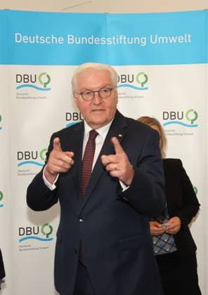 Umweltpreis und Bundespraesident 27.10.2024, Germany, Rheinland-Pfalz, Der Umweltpreis der Deutschen Bundesstiftung Umwelt wird in der Rheingoldhalle in Mainz vergeben. hier Ministerpraesident Alexander Schweizer, hier Bundespraesident Frank Walter Steinmeier gibt die Richtung vor Mainz Rheinland Pfalz Germany