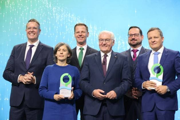 News Themen der Woche KW43 News Bilder des Tages Umweltpreis und Bundespraesident 27.10.2024, Germany, Rheinland-Pfalz, Der Umweltpreis der Deutschen Bundesstiftung Umwelt wird in der Rheingoldhalle in Mainz vergeben. hier Ministerpraesident Alexander Schweizer, hier Bundespraesident Frank Walter Steinmeier gibt die Richtung vor mit den Preistraegern Franziska Tanneberger und Thomas Speidel, und Kai Niebur Kuratorium und Alexander Bonde Mainz Rheinland Pfalz Germany *** Environmental Award and Federal President 27 10 2024, Germany, Rhineland-Palatinate, The Environmental Award of the German Federal Environmental Foundation is presented in the Rheingoldhalle in Mainz here State Premier Alexander Schweizer, here Federal President Frank Walter Steinmeier sets the tone with the award winn