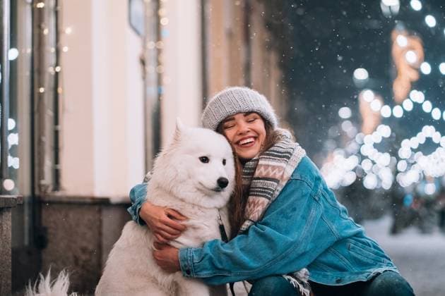 A woman is hugging her dog on a night street. A woman is hugging her dog on a night street. City lights in the background ,model released, Symbolfoto Copyright: xZoonar.com OleksiixHrecheniukx 14396339 ,model released, Symbolfoto ,property released