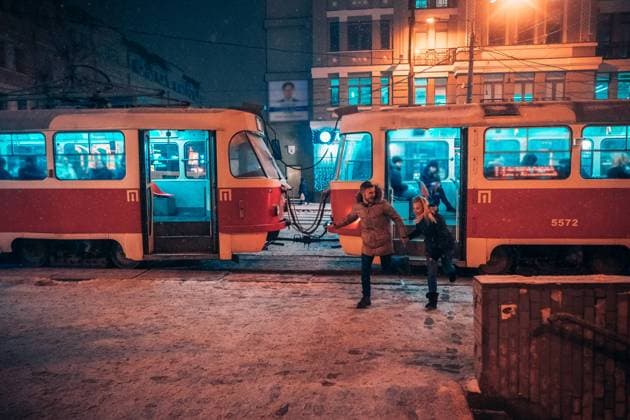 Young adult couple on snow covered tram station Young adult couple holding each other hands on snow covered street ,model released, Symbolfoto Copyright: xZoonar.com OleksiixHrecheniukx 14551797 ,model released, Symbolfoto ,property released