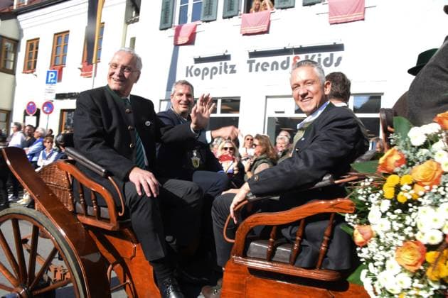 In der Festzug Kutsche Joachim Herrmann Innenminister Christian Bauer Buergermeister Stadt Grafing Thomas Huber MdL Grafing Stadt Bayern 27.10.2024 Rathaus Marktplatz Leonhardifahrt Leonhardikirche Pferdesegnung Standkonzert Glonner Musi- Stadtkapelle Grafing Grafing