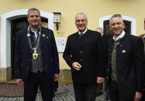 Vor Rathaus -Christian Bauer Buergermeister Stadt Grafing Joachim Herrmann Innenminister Thomas Huber MdL Grafing Stadt Bayern 27.10.2024 Rathaus Marktplatz Leonhardifahrt Leonardikirche Pferdesegnung Standkonzert Glonner Musi Stadtkapelle Grafing Grafing