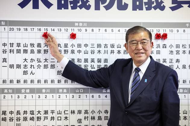 News Themen der Woche KW43 News Bilder des Tages October 27, 2024, Tokyo, Japan: Japan s Prime Minister Shigeru Ishiba place a pin above the name of a candidate while speaking to the media at the Liberal Democratic Party s (LDP) headquarters on October 27, 2024 in Tokyo, Japan. Exit polling suggested that the incumbent LDP would not be able to form a single-party majority government in a snap election called by Prime Minister Shigeru Ishiba. Tokyo Japan - ZUMAz114 20241027_zih_z114_012 Copyright: xPOOLx
