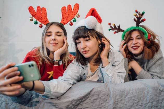 Gorgeous Smiling Female Models Having Fun And Take Selfie Gorgeous Smiling Female Models Having Fun And Take Selfie In Light Home Interior. ,model released, Symbolfoto Copyright: xZoonar.com OleksiixHrecheniukx 15599668 ,model released, Symbolfoto ,property released