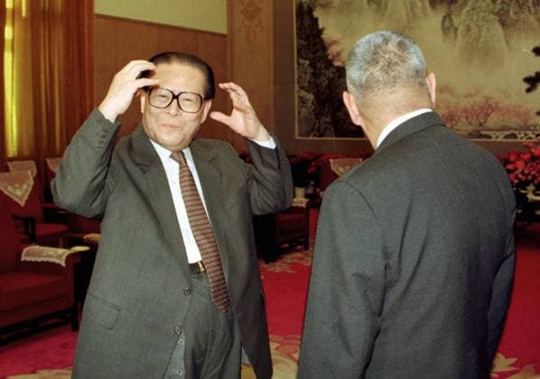 CHINESE PRESIDENT JIANG ZEMIN MAKES A POINT WHEN HE MEETS HONG KONG SAR CHIEF EXECUTIVE TUNG CHEE-HWA AT ZHONGNANHAI IN BEIJING. ***NOT FOR ADVERTISING USE*** BEIJING CHINA EDITORIAL USE ONLY  Copyright: xx MER2016050904390369 MARTINxCHANx scmpphotos039251