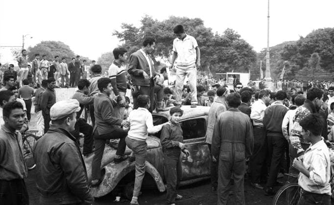 0600903047 ElComercioPeru LIMA, 25 DE MAYO DE 1964 TRAGEDIA EN EL ESTADIO NACIONAL. EN LOS ALREDEDORES DEL RECINTO DEPORTIVO LAS TURBAS ENARDECIDAS QUEMARON BUSES Y AUTOMOVILES, CUYOS RESTOS PERMANECIERON COMO SENAL DEL CAOS Y LA DESESPERECION QUE REINO ENTRE LOS AFICIONADOS. FOTO: EL COMERCIO LIMA PeroÂº EDITORIAL USE ONLY *** 0600903047 ElComercioPeru LIMA, MAY 25, 1964 TRAGEDY AT THE NATIONAL STADIUM IN THE SURROUNDINGS OF THE SPORTS CENTER THE ENARMED TURBAS BURNED BUSES AND CARS, WHOSE REMAINS REMAINED AS A SENAL OF THE CHAOS AND DESPERATION THAT REIGNED AMONG THE FANS PHOTO EL COMERCIO LIMA PeroÂº EDITORIAL USE ONLY  Copyright: xGDA ElxComercio PeroÂºx-xTodosxlosxderechosxreservados.xProhibidoxelxusoxoxreproducci&oacute;nxdexestaximagenxenxPeroÂºx ELxCOMERCIOx peelcomerciopic062888