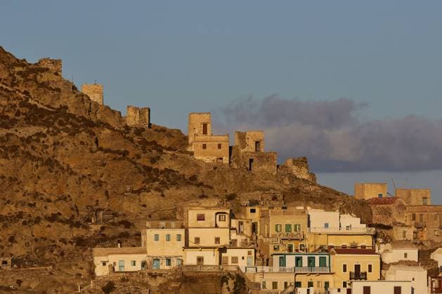 IMAGO Creative, Herbst, Reiseziel, Dodekanes, Griechische Inseln Ruinen und bewohnte Gebäude koexistieren auf einem sanften Hügel in den Morgenstunden, Farbenfrohes Bergdorf, Morgenlicht, Olymbos, Karpathos, Dodekanes, Griechische Inseln, Griechenland, Europa Ruins and inhabited buildings coexist on a gentle hill in the morning hours, Colourful mountain village, Morning light, Olymbos, Karpathos, Dodecanese, Greek Islands, Greece, Europe Copyright: imageBROKER RalfxAdler ibxraa11641111.jpg