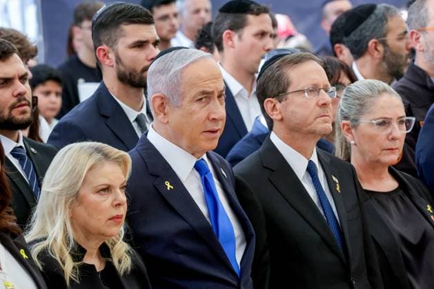 News Themen der Woche KW43 News Bilder des Tages (L to R) Israeli Prime Minister s wife Sarah, Netanyahu, Israeli Prime Minister Benjamin Netanyahu, President Isaac Herzog and First Lady Michal Herzog attend a memorial ceremony for Israelis killed on the Hebrew calendar anniversary of the Hamas attack on October 7 last year that sparked the ongoing war in Gaza, at the Mount Herzl military cemetery in Jerusalem on Sunday, October 27, 2024. Pool  JERX20241027104 GILxCOHEN-MAGEN