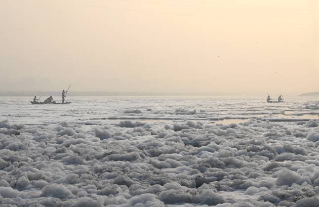 News Themen der Woche KW43 News Bilder des Tages NEW DELHI, INDIA - OCTOBER 27: Local fisherman catching the fish at the Yamuna River which is covered with toxic foam from the untreated industrial and domestic waste at Kalindi Kunj, on October 27, 2024 in New Delhi, India. The pungent foam contains high levels of ammonia and phosphates, posing serious health risks, including respiratory and skin problems, according to environmental experts. (Photo by Ajay Aggarwal Hindustan Times ) Delhi Jal Board Sprays Chemicals Into Yamuna River To Combat Toxic Foam
