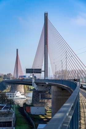 Friedrich-Ebert-Brücke über den Rhein bei Bonn, auch Nordbrücke genannt, Autobahnbrücke der A565, Schrägseilbrücke, NRW, Deutschland Friedrich-Ebert-Brücke *** Friedrich Ebert Bridge over the Rhine near Bonn, also called North Bridge, highway bridge of the A565, cable-stayed bridge, NRW, Germany Friedrich Ebert Bridge